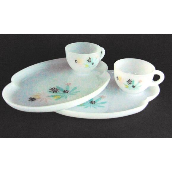 VTG 4PC Milk Glass Child SNACK SETS Plates Cups Flower Design Mid Century Modern - Picture 8 of 12